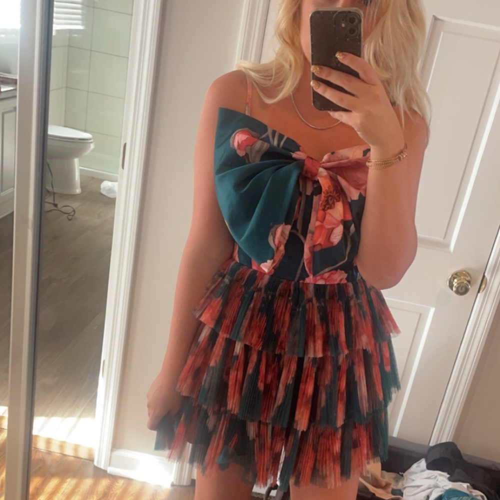 Beautiful bow dress!